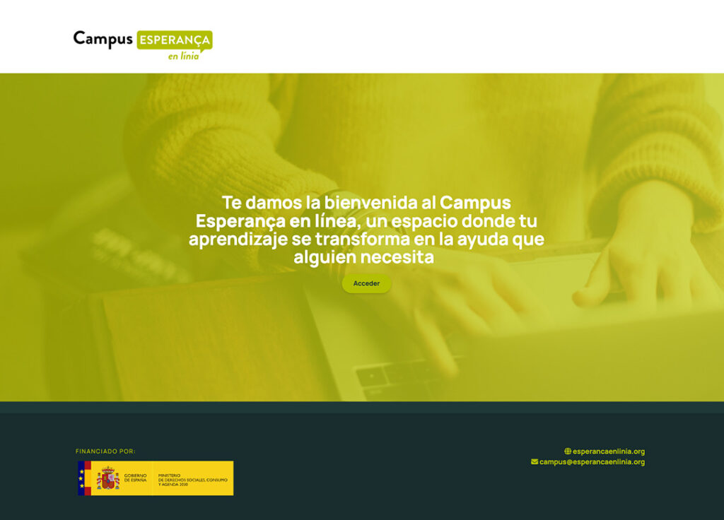 Imatge del Campus que motra les mans d'una persona i un ordinador portàtil. Es pot llegir el text "Te damos la bienvenida al Campus Esperança en Línia, un espacio donde tu aprendizaje se transforma en la ayuda que alguien necesita" i un botó per accedir al campus. 